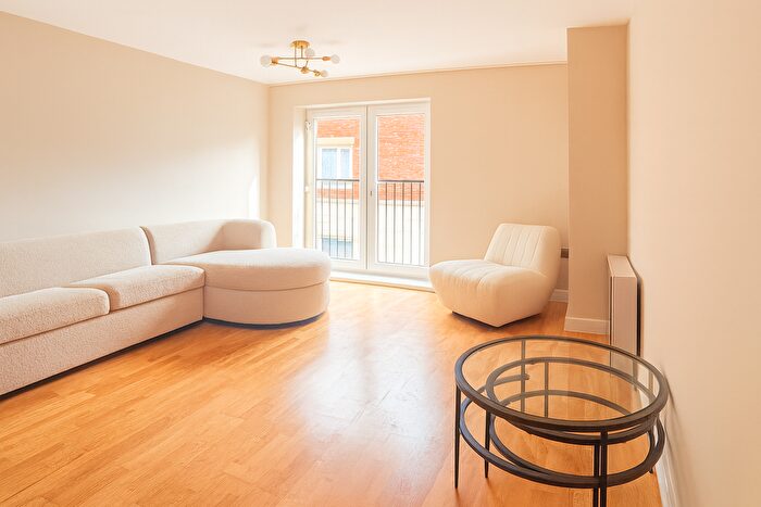 1 Bedroom Flat To Rent In Rosemount Avenue, West Byfleet, KT14