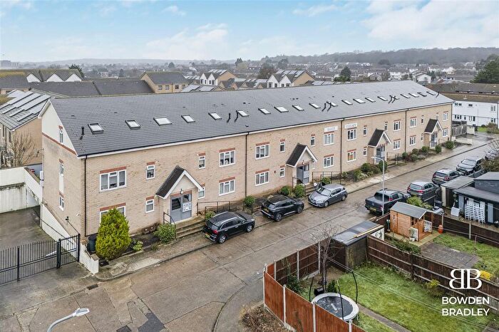 1 Bedroom Flat For Sale In Yellowpine Way, Chigwell, IG7