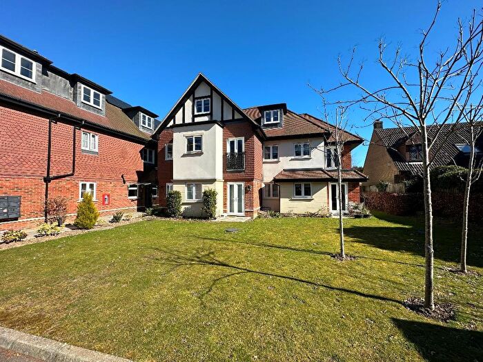 2 Bedroom Apartment For Sale In Limpsfield Road, Warlingham, Surrey, CR6