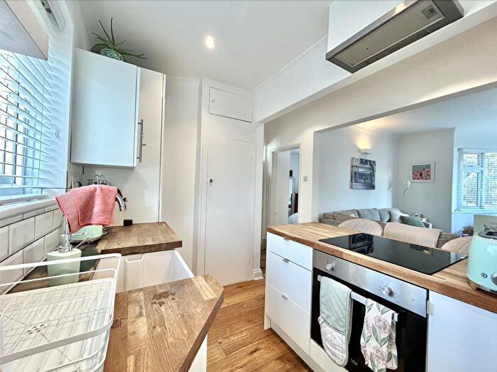 1 Bedroom Flat To Rent In Grantham Lodge, Hadleigh Road, Leigh-On-Sea, SS9