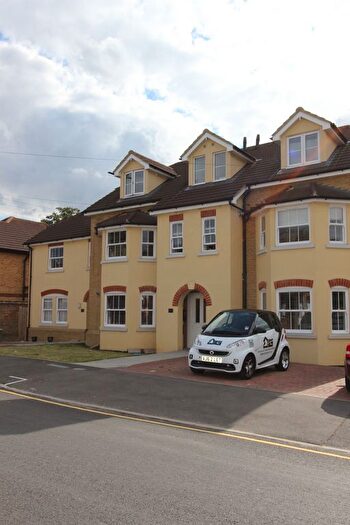 2 Bedroom Flat To Rent In Manor Road, Romford Essex, RM1