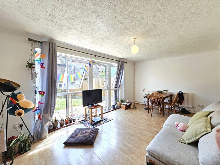 3 Bedroom Flat To Rent In Old Farm Road, London, N2