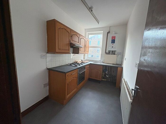 3 Bedroom Flat To Rent In Keighley Road, Bradford, West Yorkshire, BD9
