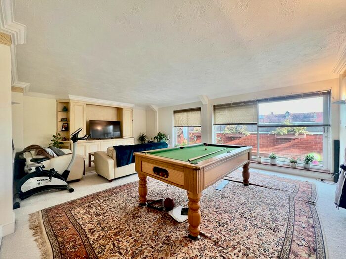 2 Bedroom Flat To Rent In Coliseum Court, Regents Park Road, London, N3