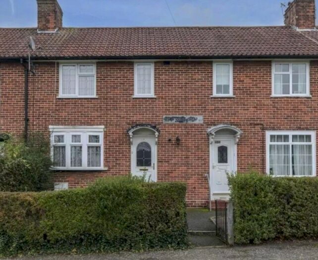 3 Bedroom Semi-Detached House To Rent In Greatdown Road, London, W7