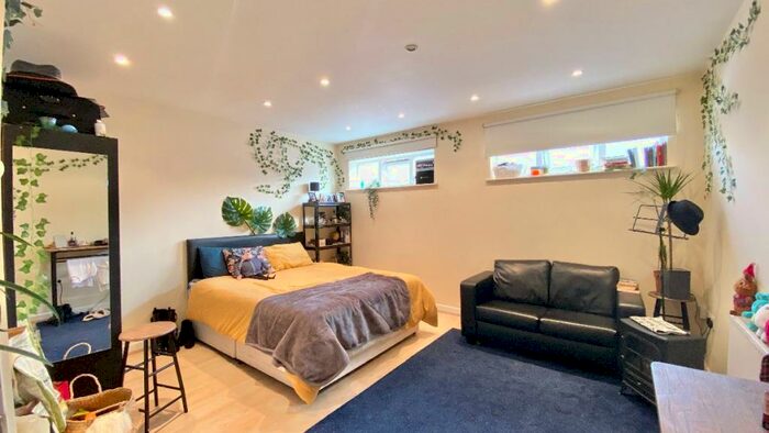 Apartment To Rent In Finchley Road, London, NW11