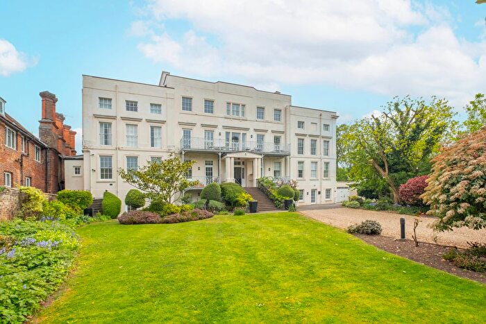 2 Bedroom Flat For Sale In Hampton Court Road, East Molesey, KT8