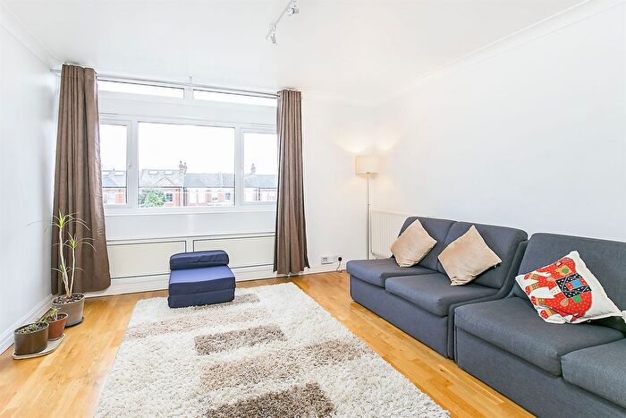 2 Bedroom Flat To Rent In Cedars Road, Clapham Common, SW4