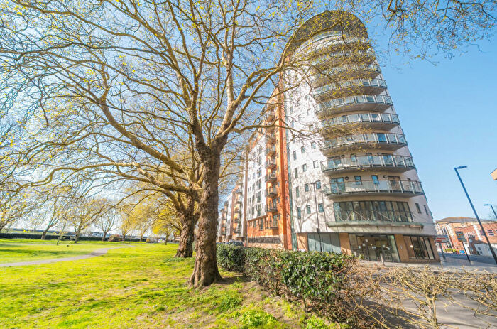 2 Bedroom Flat To Rent In Orchard Place, Southampton, Hampshire, SO14