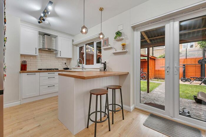 2 Bedroom Flat For Sale In Garfield Road, London, E13