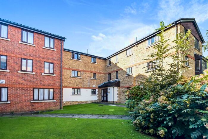 2 Bedroom Flat To Rent In Birchwood Close, Morden, SM4