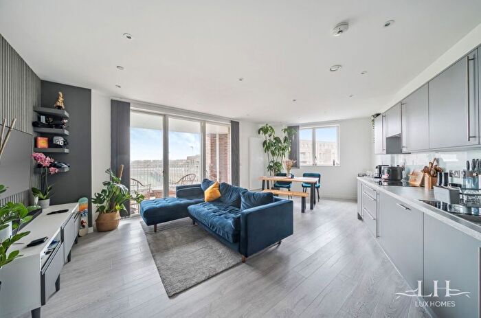 2 Bedroom Flat For Sale In Hamilton Mansions, Barking, IG11