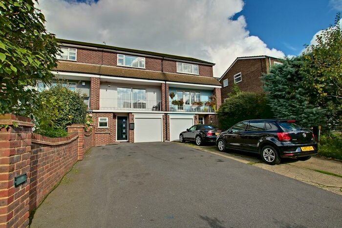 3 Bedroom Town House To Rent In Albemarle Road, Beckenham, BR3
