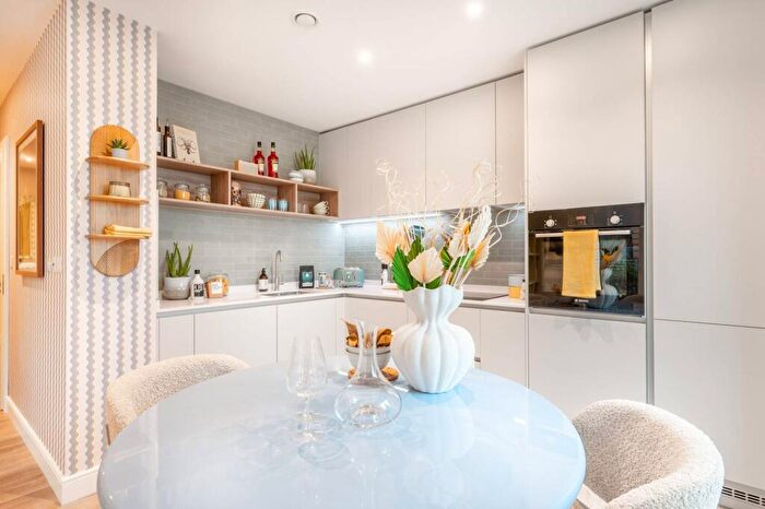 2 Bedroom Flat For Sale In Grand Union, Alperton, HA0