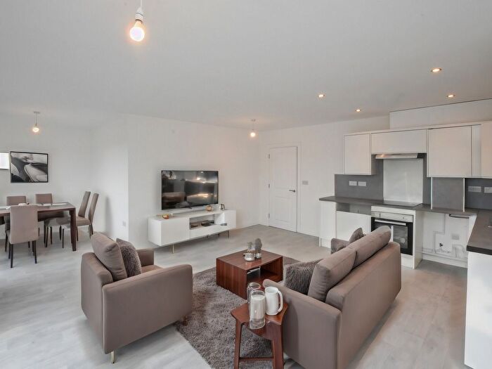 3 Bedroom Flat To Rent In Folkestone Road, Dover, CT17