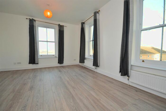 2 Bedroom Flat To Rent In Lansdowne Square, Northfleet, Gravesend, DA11