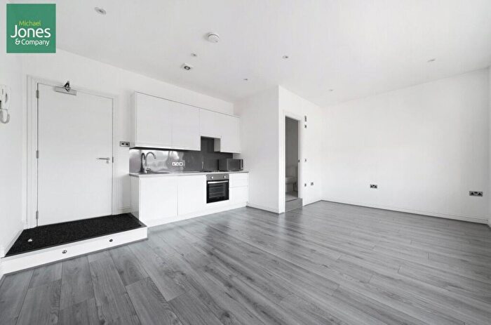 Flat To Rent In New Broadway, Worthing, West Sussex, BN11