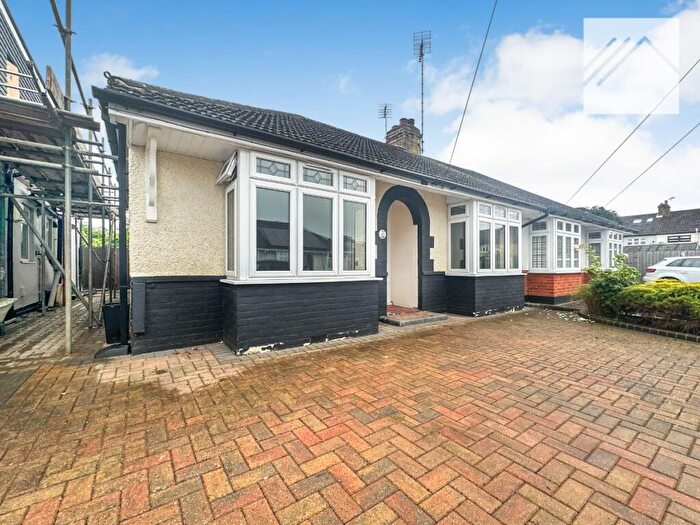 3 Bedroom Bungalow To Rent In Oak Glen, Hornchurch, RM11