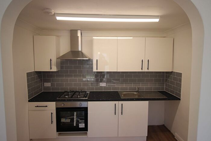 1 Bedroom Flat To Rent In Oaks Road, Staines, TW19