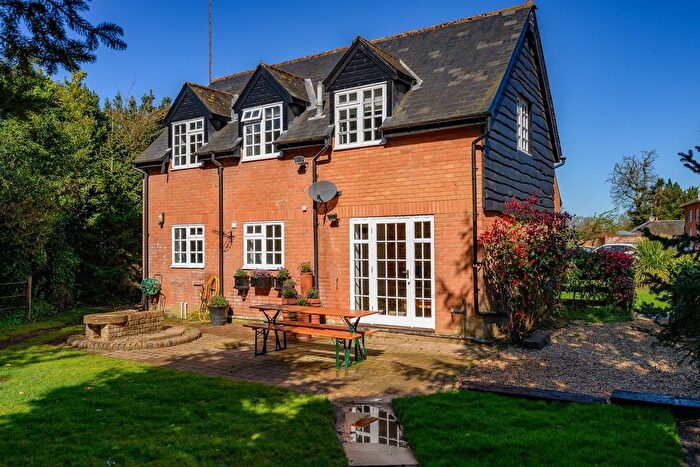 3 Bedroom End Of Terrace House For Sale In Woodside Place, Wildhill Road, Essendon, AL9