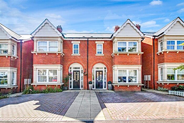 3 Bedroom Semi-Detached House For Sale In Guinevere Gardens, Cheshunt, EN8