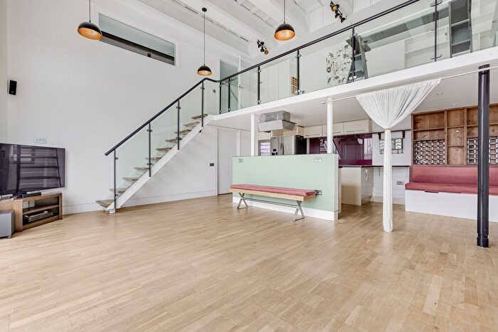 3 Bedroom Flat To Rent In The Piper Building, Peterborough Road, SW6