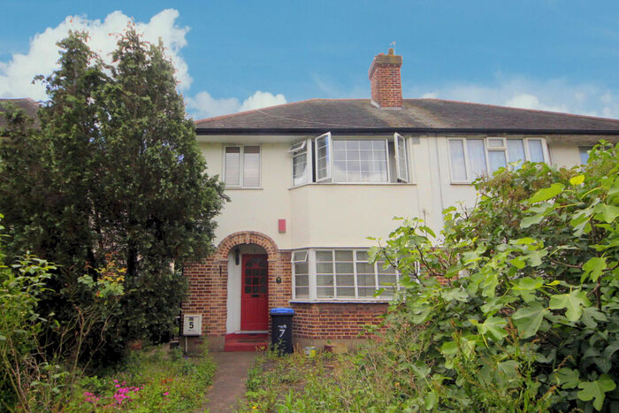2 Bedroom Maisonette To Rent In Firs Lane, Winchmore Hill, N21