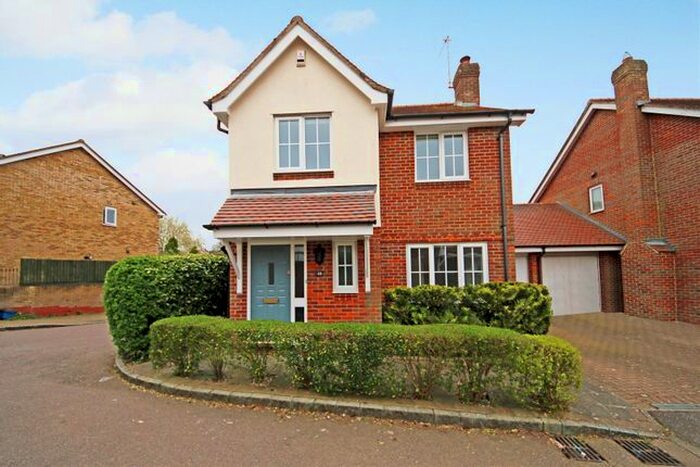 3 Bedroom Link Detached House For Sale In Mulberry Gardens, Shenley, Radlett, WD7