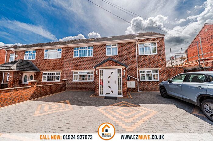 7 Bedroom Semi-Detached House For Sale In Crescent Walk, Dewsbury, WF13