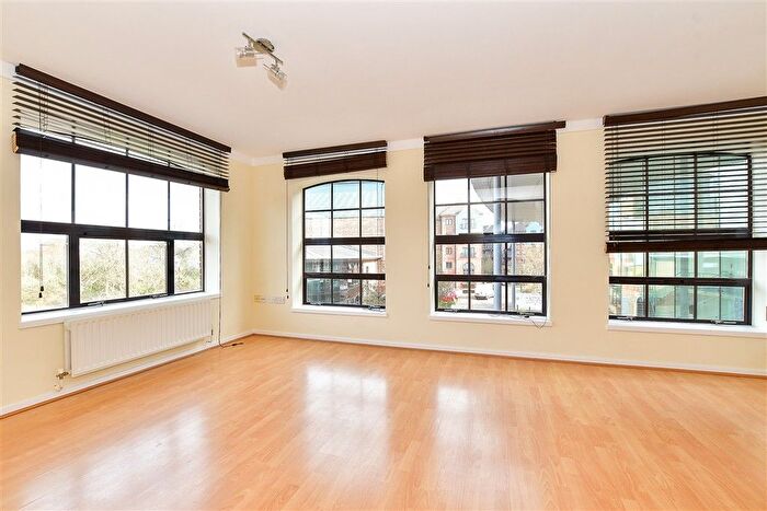 2 Bedroom Flat For Sale In Whitefriars Wharf, Tonbridge, Kent, TN9