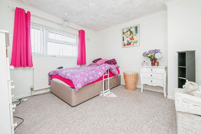 3 Bedroom End Of Terrace House For Sale In Hawthorn Avenue, Colchester, CO4