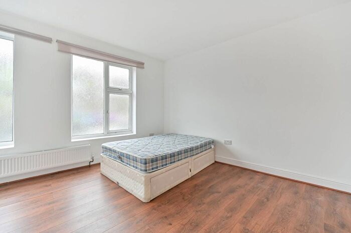 3 Bedroom Flat To Rent In Upper Richmond Road West, East Sheen, London, SW14