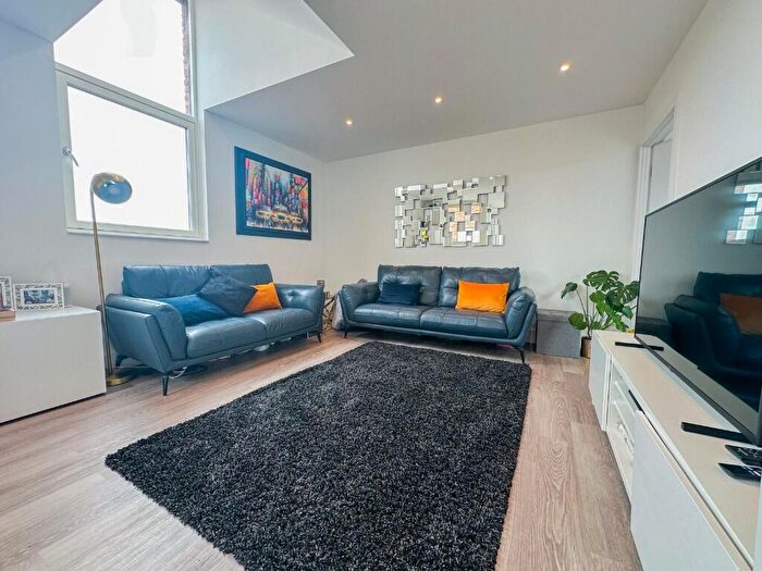 1 Bedroom Flat To Rent In Edgewood Mews, London, N3