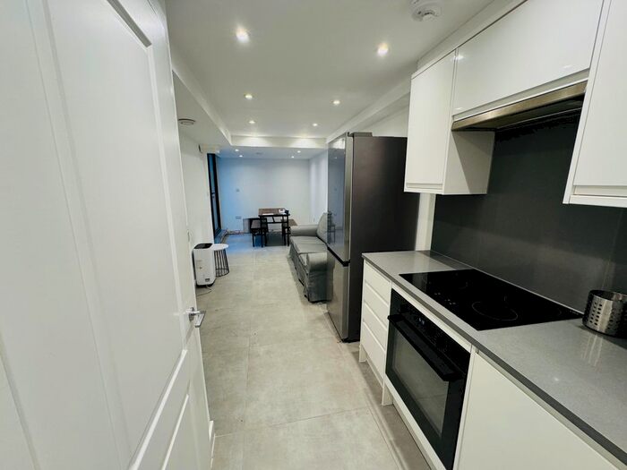 3 Bedroom Flat To Rent In Balham High Road, London, SW12