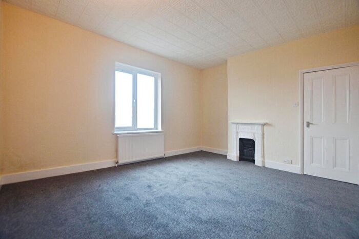 3 Bedroom Maisonette To Rent In High Street, Knaphill, Woking, Surrey, GU21
