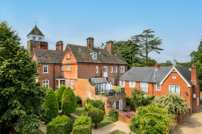 2 Bedroom Flat For Sale In Ranmore Place, Dorking, RH5