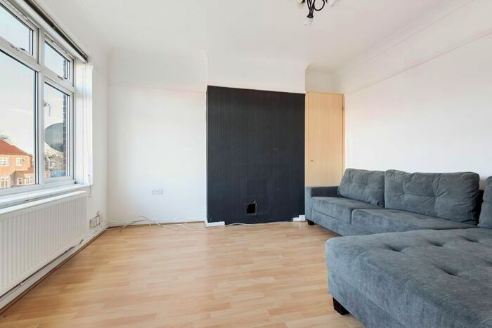 3 Bedroom Flat To Rent In Endeavour Way, Barking, IG11