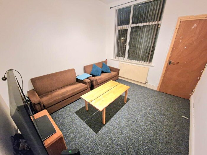 4 Bedroom Semi-Detached House To Rent In Heald Grove, Manchester, M14