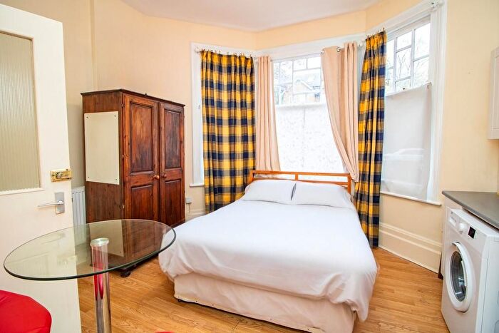 Studio To Rent In Riggindale Road, London, SW16