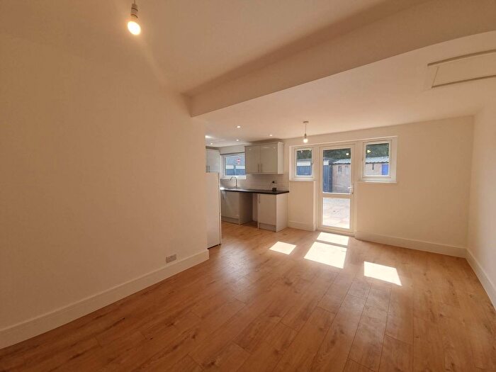 4 Bedroom Semi-Detached House To Rent In Amersham Avenue, Edmonton, N18