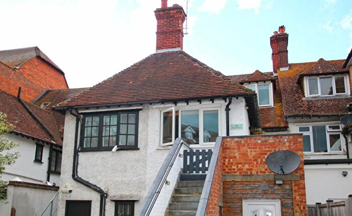 2 Bedroom Flat For Sale In Old Woking Road, West Byfleet, Surrey, KT14