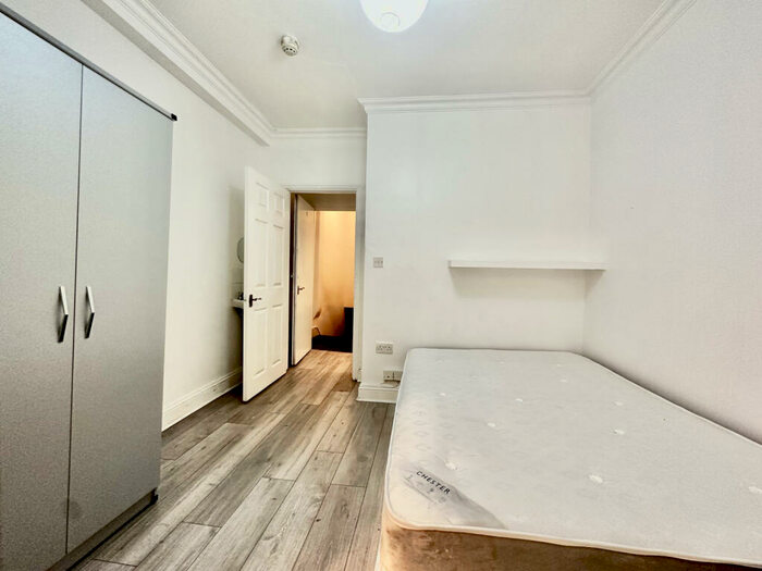 Studio To Rent In Pitcairn Road, CR4