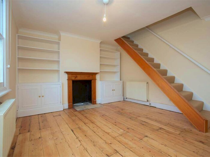 2 Bedroom Flat To Rent In Earlsfield Road, London, SW18