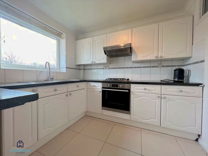 2 Bedroom Flat To Rent In Poplar Grove, London, N11