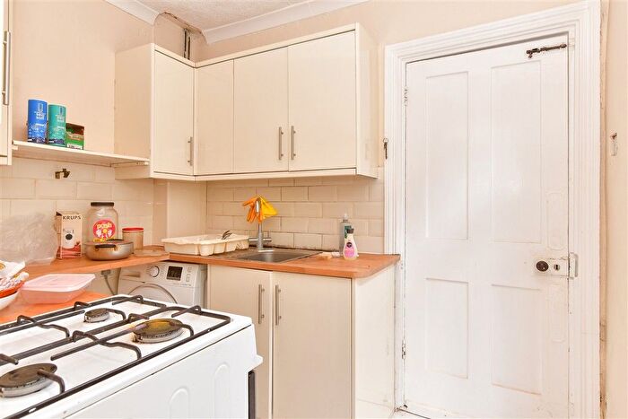 3 Bedroom Terraced House For Sale In Luton Road, Chatham, Kent, ME4