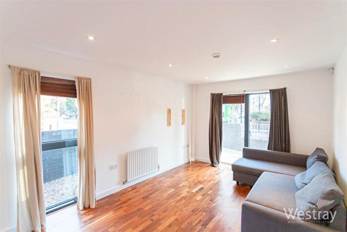 1 Bedroom Flat To Rent In Queensbridge Road, Hackney, E8