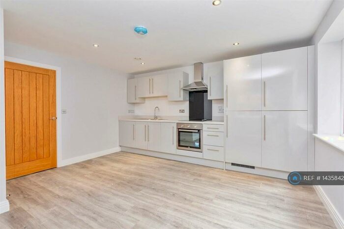 2 Bedroom Flat To Rent In Sycamore Court, Luton, LU2