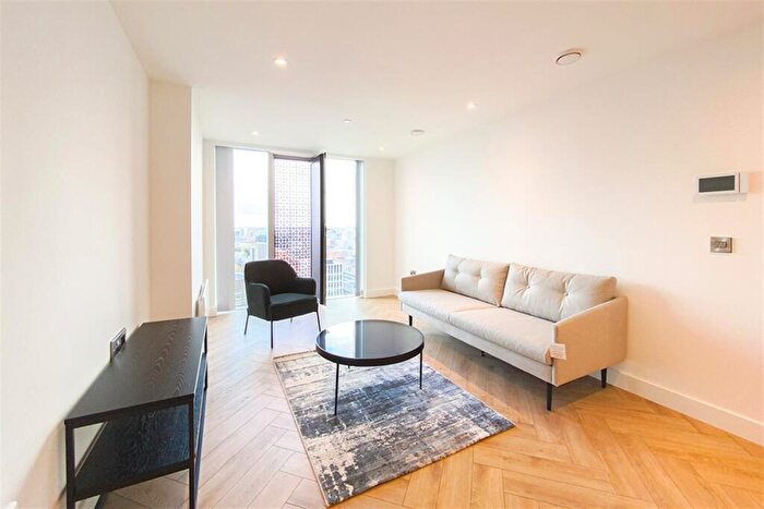 2 Bedroom Apartment To Rent In Elizabeth Tower, Crown Street, M15