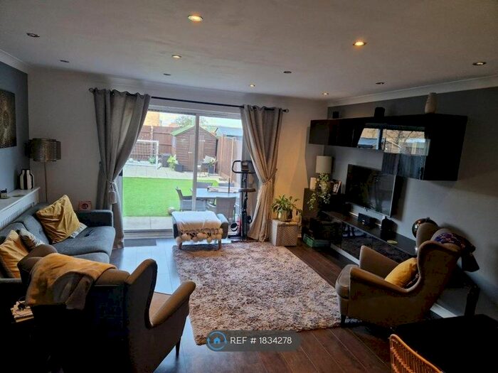 3 Bedroom Semi-Detached House To Rent In Dabbling Close, Erith, DA8