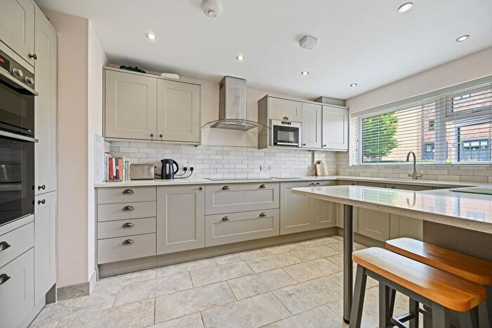 2 Bedroom Apartment To Rent In Carshalton Grove, Sutton, SM1